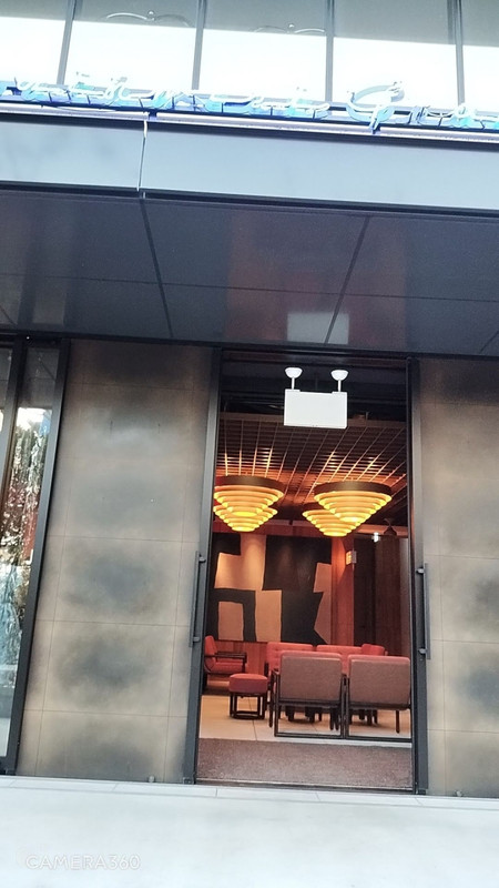 エントランス、メインダイニング受付とフロントは一緒