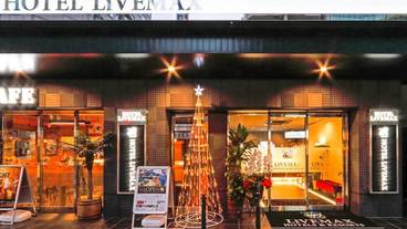 施設の正面 (日没後) / 1