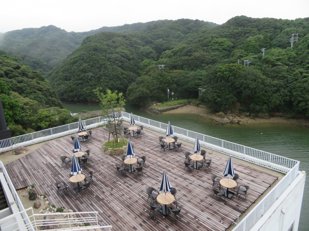 テラスでの食事も可能