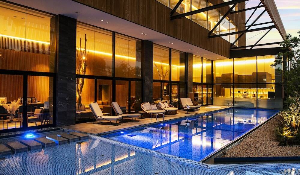 夜のガーデンプール / 2