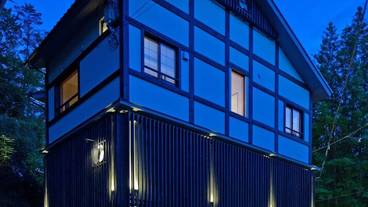 施設の正面 (日没後) / 1