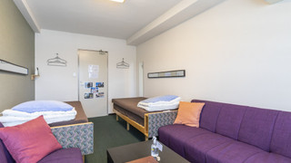 ツインルーム シングルベッド 2 台 共用バスルーム オーシャンビュー