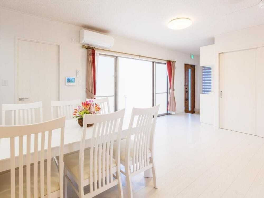 客室内のダイニングエリア