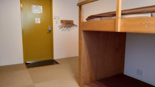 ツインルーム 共用バスルーム (チェックイン午後10時まで)