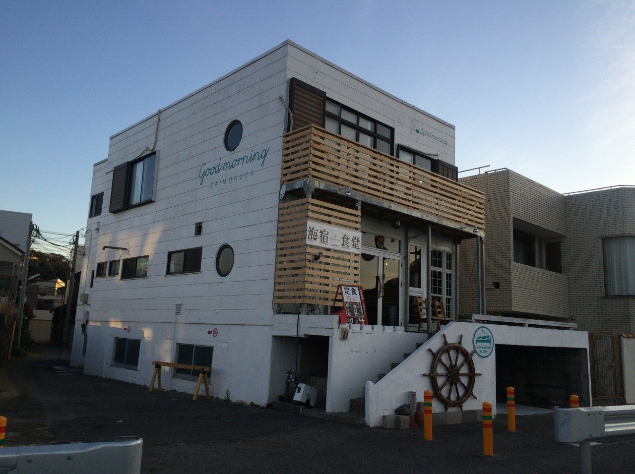 2.  テラス席で海を眺めながら絶品朝食を。「海辺のBed＆Breakfast GOOD MORNING ZAIMOKUZA」4087489