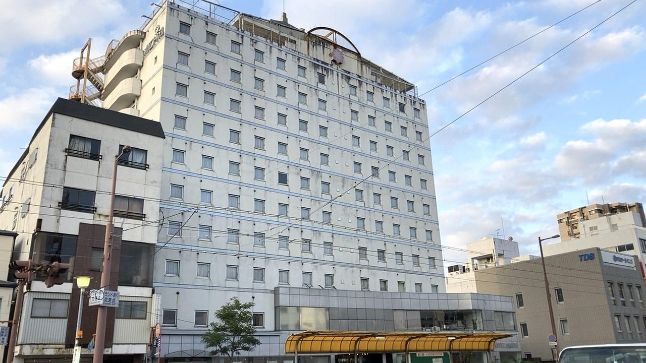 どっしりとして立派ですが、よく見るとひび割れしています