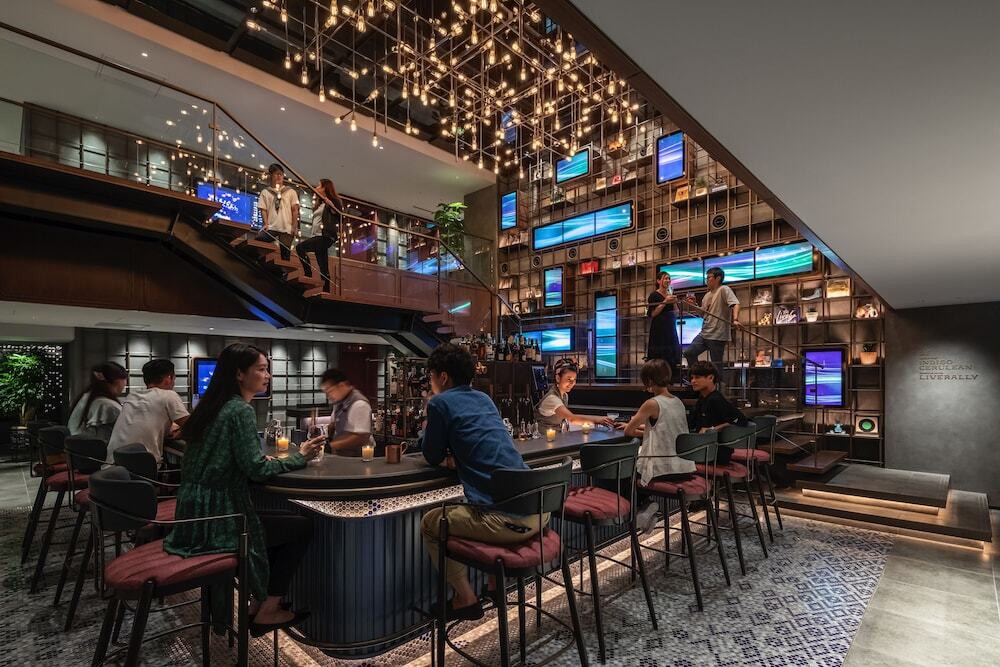 吹き抜けのおしゃれなバーで楽しめるフリービールが魅力3759141