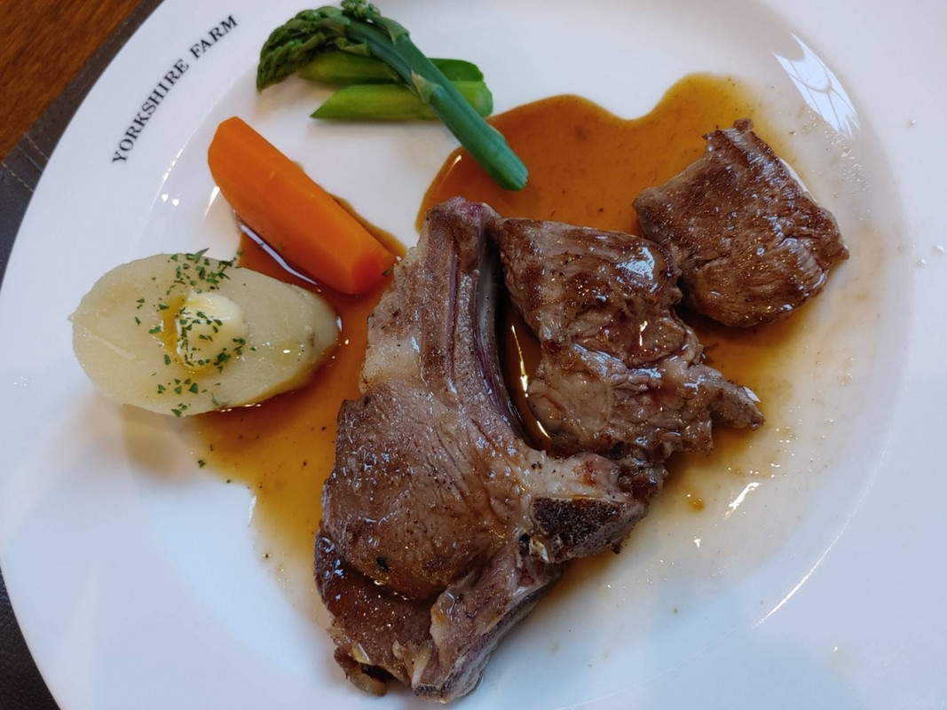 メインディッシュの羊は柔らかくて美味しい