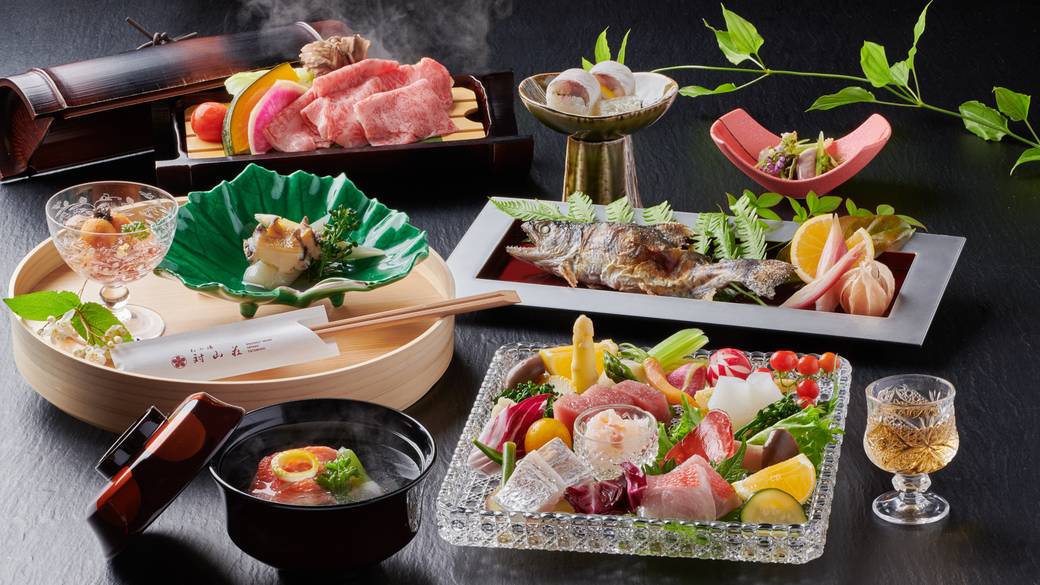 個室で味わう会席で
ふたりきりの美食時間 / 1
