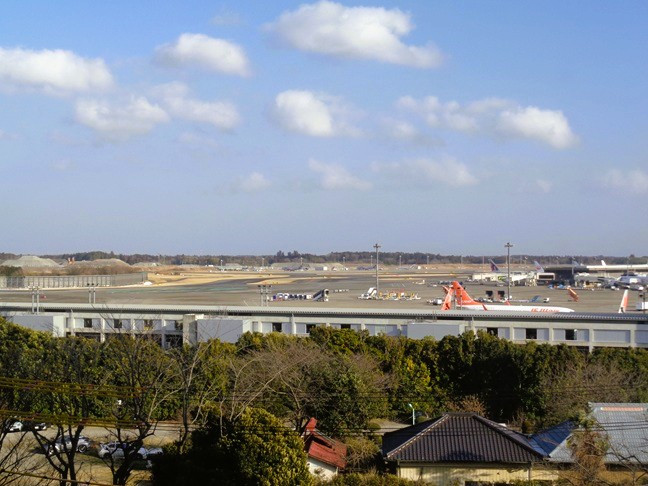 6階でしたが、窓からは空港がすぐそこに見えます