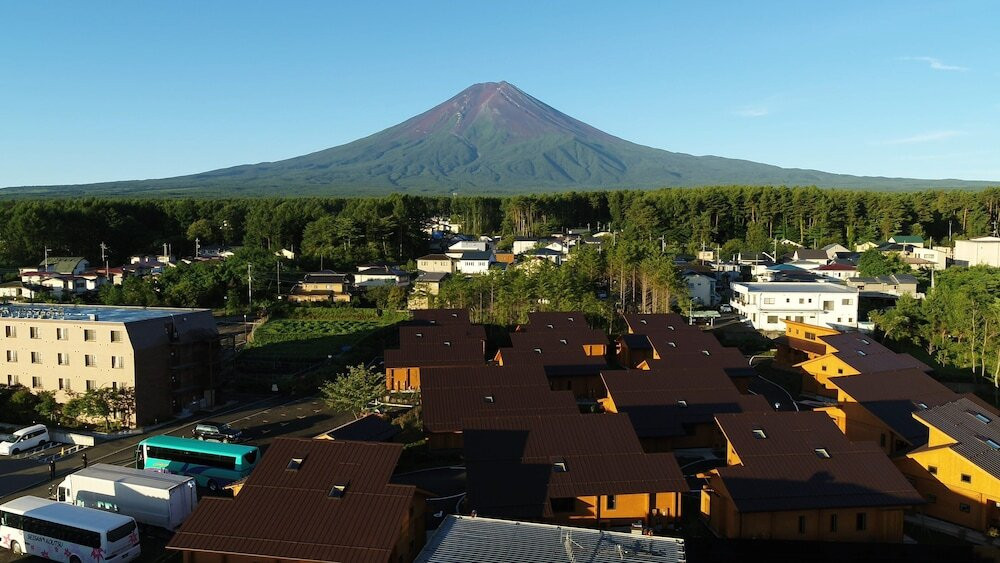 宿の外観と富士山