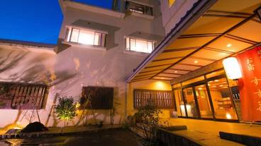 施設の正面 (日没後) / 1