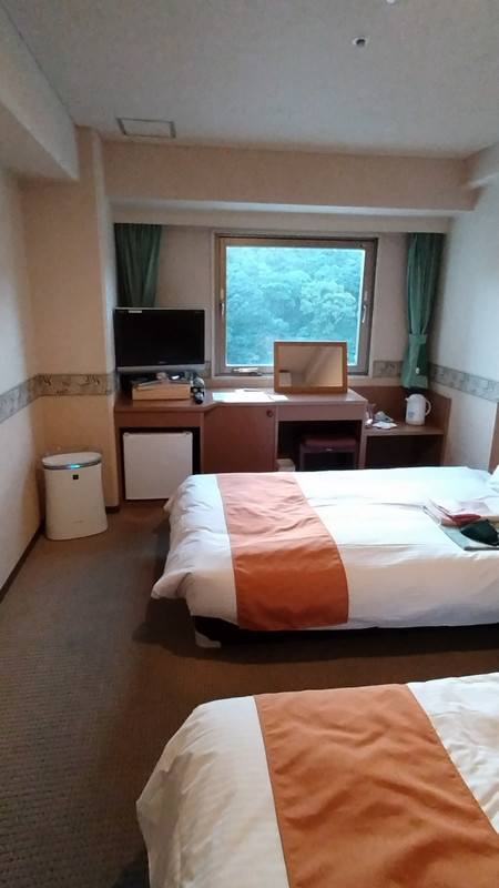 とにかく狭く照明不足ホテルが豪華なのでがっかりした