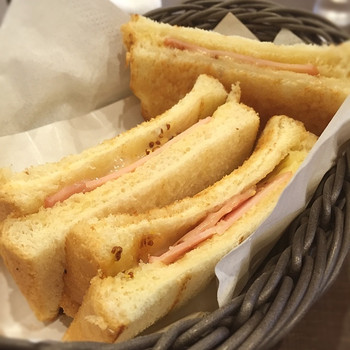 「ポティエコーヒー 新横浜店」料理 732740 今日の試合前の腹ごしらえは軽く済ませよッと。いつものカフェでハムチーズトースト(^.^)@横浜市港北区 ポティエコーヒー 新横浜店