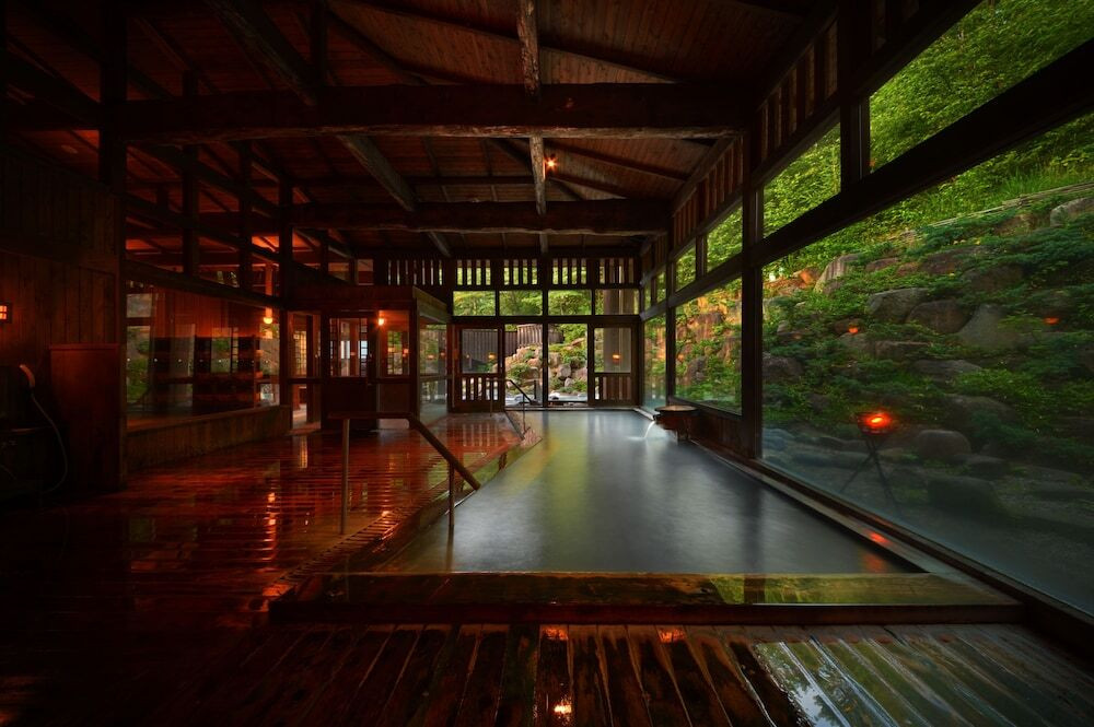 木と灯りのぬくもりに癒される「八右衛門の湯」3954843