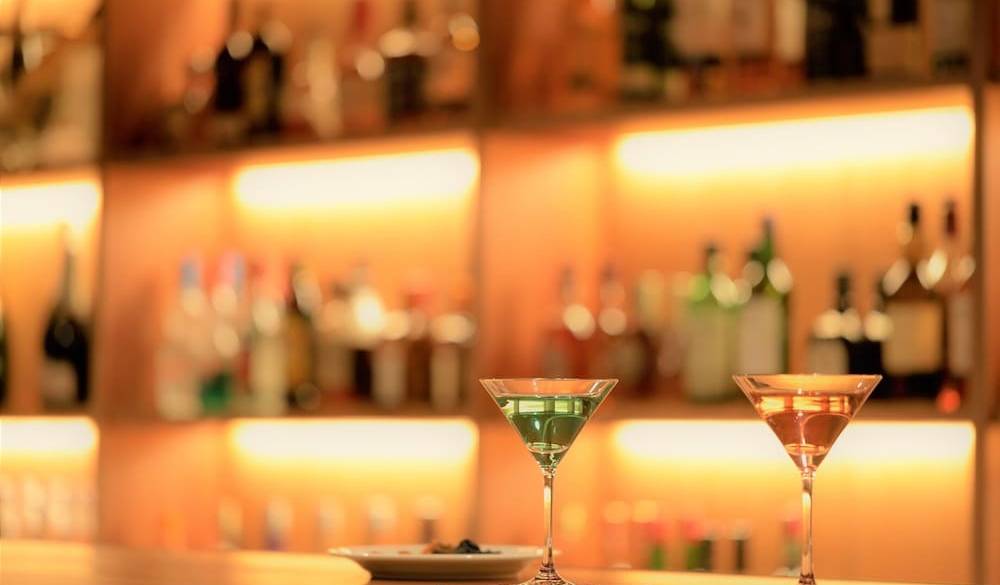 カフェ＆バーで
夜のひと時を満喫 / 2