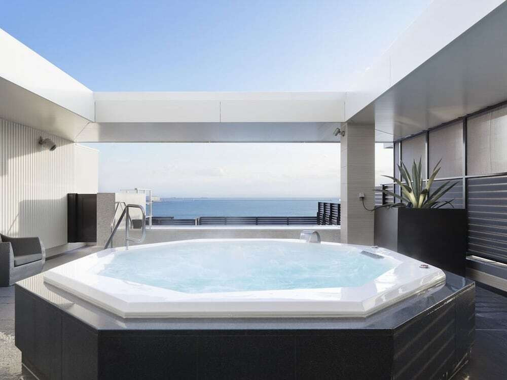 宿泊者限定「展望大浴場」で海と空の青さを味わって…3463874