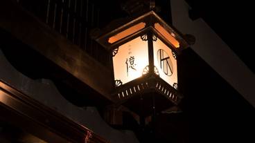 施設の正面 (日没後) / 2