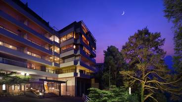 夜のホテル外観 / 1