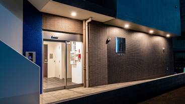 施設の正面 (日没後) / 1