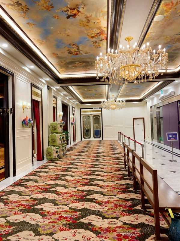 館内が煌びやか過ぎる!