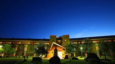 施設の正面 (日没後) / 2