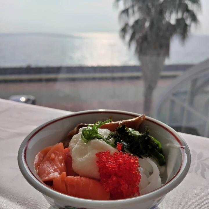 「海鮮のっけ丼」は、自分好みのアレンジが楽しい一品。レストランは窓が大きく開放的で、海辺の風景を眺めながら食事を楽しめる / 1