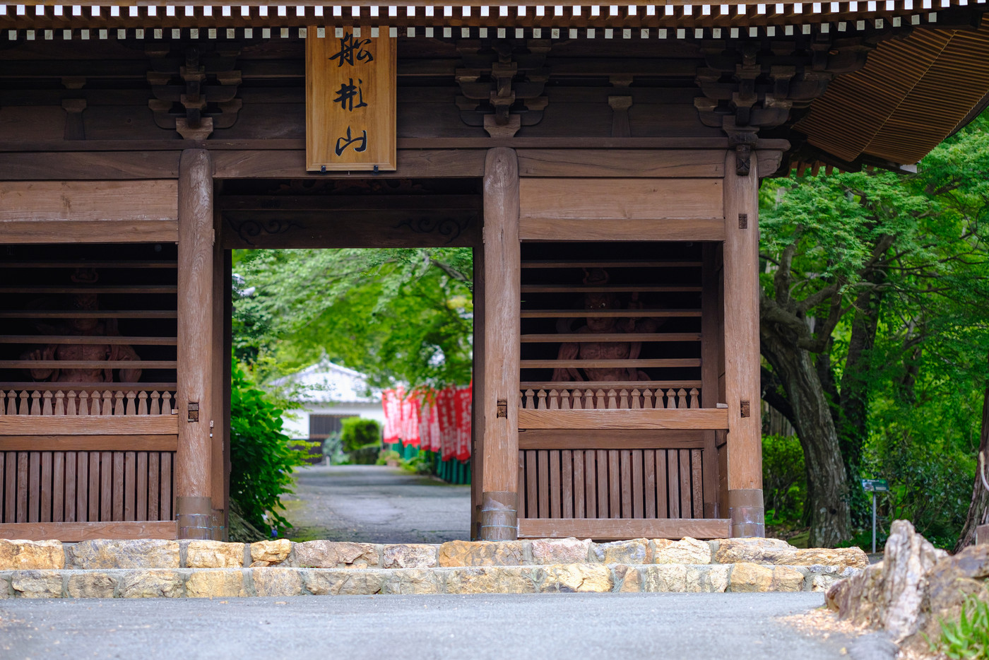 新緑の季節　普門寺仁王門