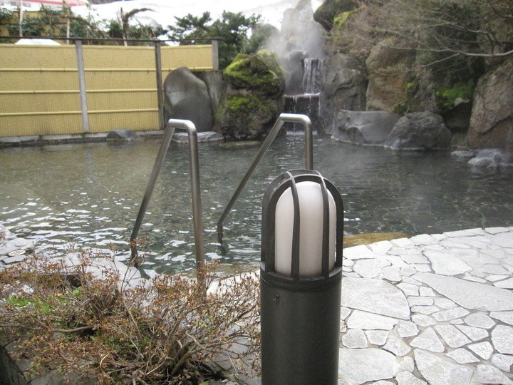 3. 巨大な露天風呂でじんわり温まろう。「湯沢東映ホテル」3480443