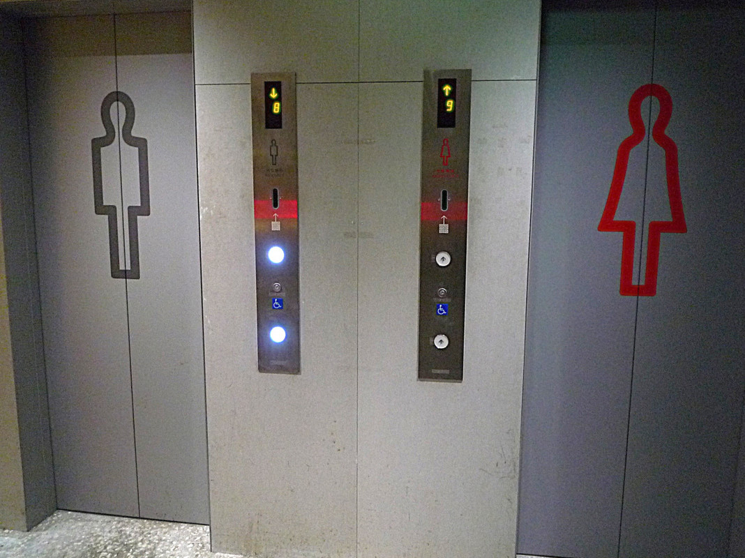 男女別のエレベーターで安心