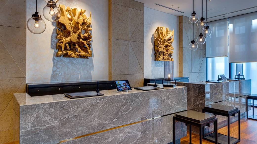 2階のフロントでチェックイン / 2