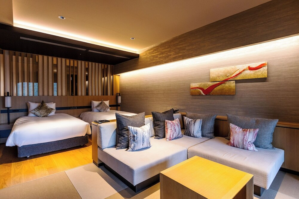 若い女性、女子旅、温泉、露天風呂、旅行