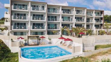 プール越しのコンドミニアム / 1