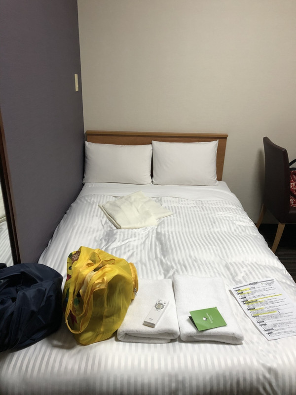 ダブルベッドがどーんとあり狭い感じです．