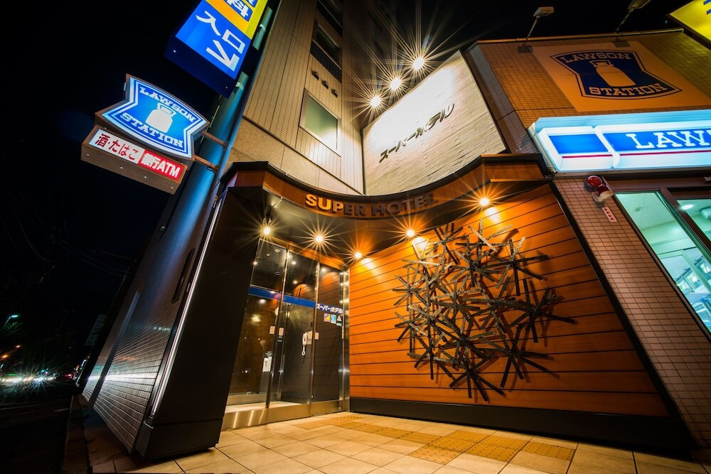 施設の正面 (日没後)