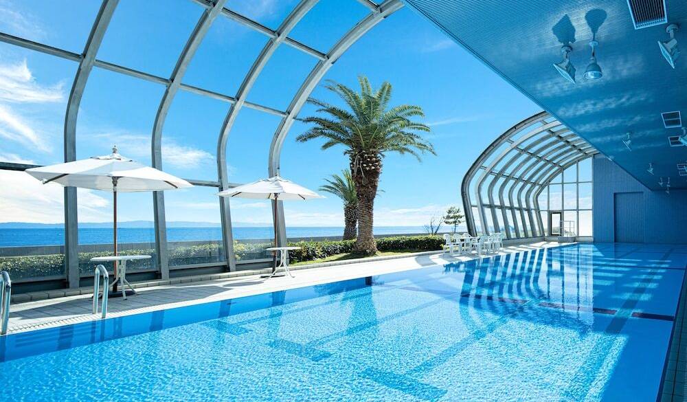 開閉式屋内温水プール / 1