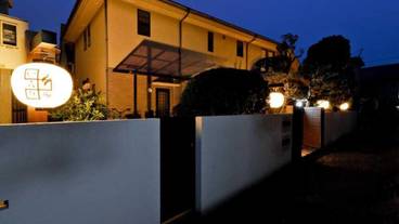 施設の正面 (日没後) / 1