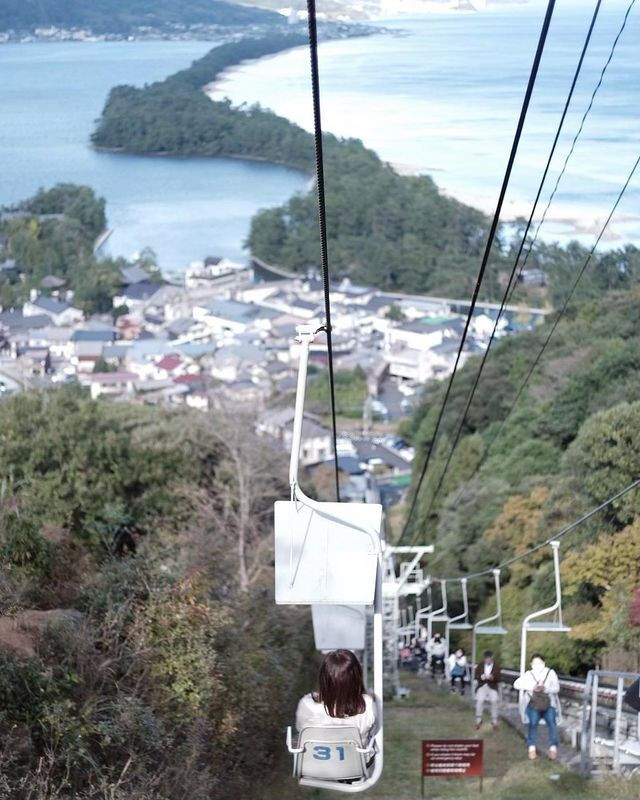 「天橋立ビューランド」の山頂行きリフト。約6分間、天橋立や街並みを眺めながら上っていく。小学生以下の子どもは膝の上に座って乗車可能 / 4