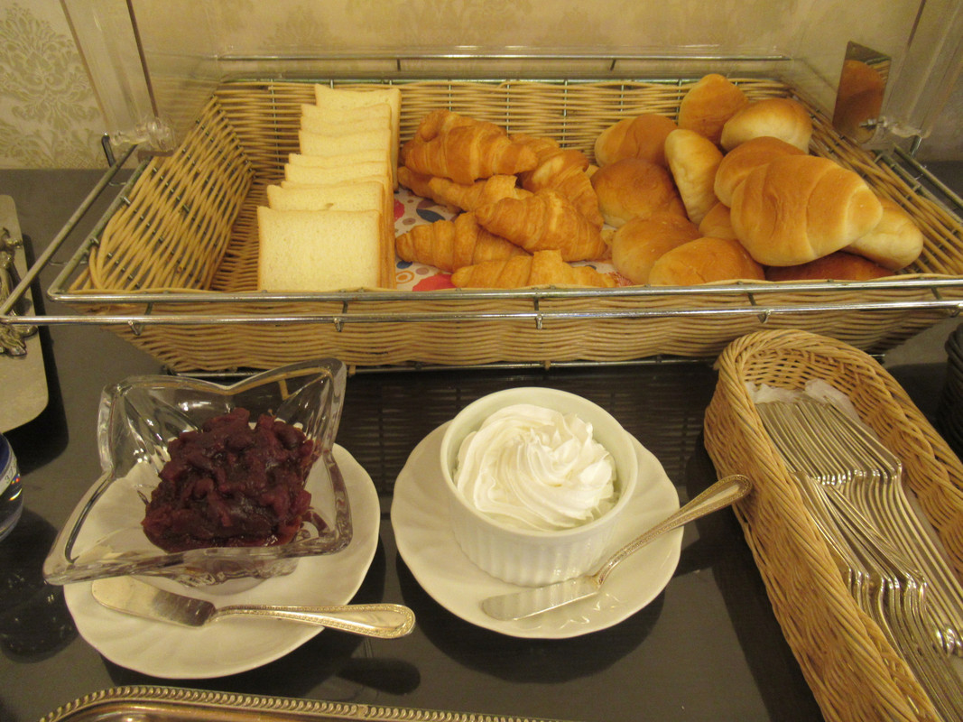 パンのコーナーにはホイップクリームと餡子が