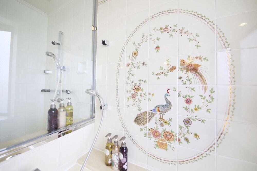 ステンドグラスがお出迎え♪エレガントなホテルで旅の疲れを癒す3982573