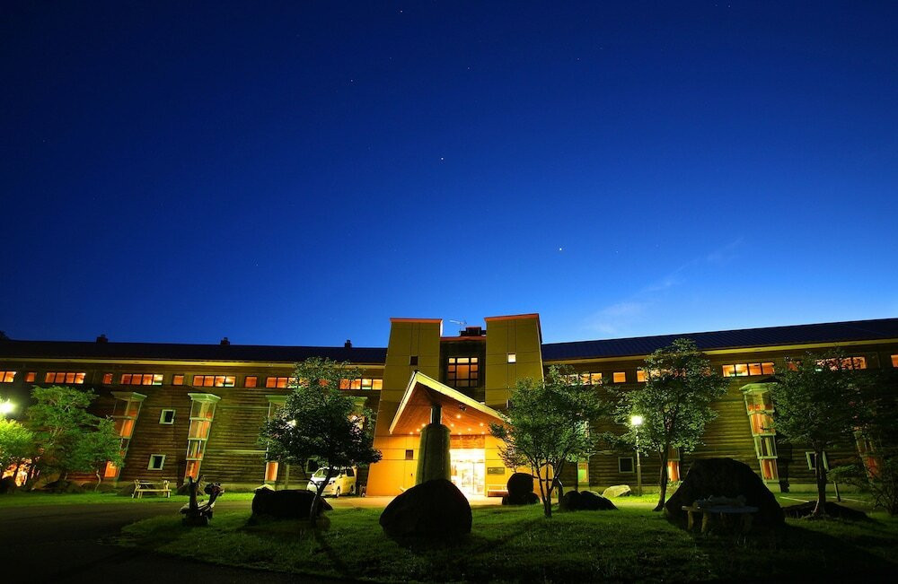 施設の正面 (日没後)