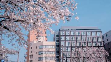 ホテル外観(春) / 2