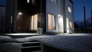 施設の正面 (日没後) / 1