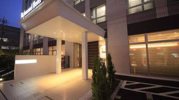 施設の正面 (日没後) / 3