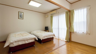 Cottage (capacity 4) with private dog run