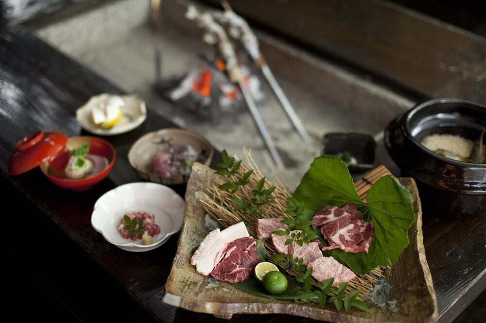 囲炉裏を囲んで旅先ならではの夕食を堪能3975553