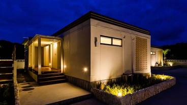 施設の正面 (日没後) / 1