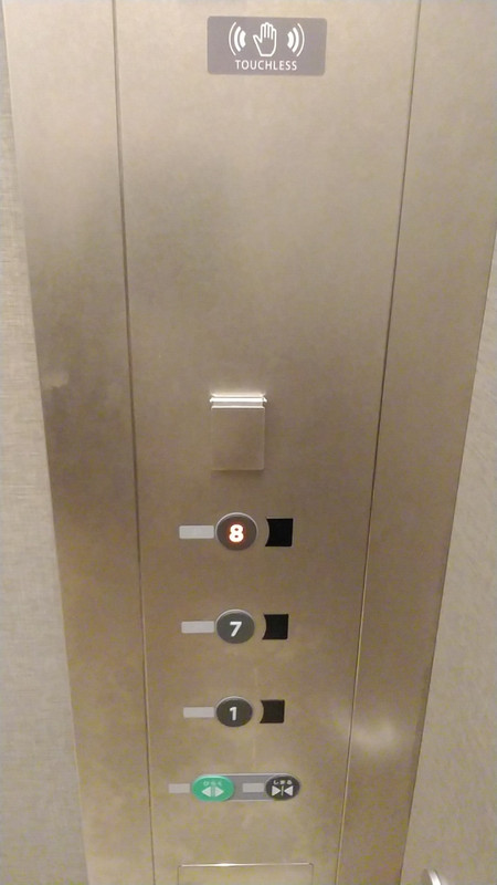 エレベーターのボタンはタッチレスで数字の横に手をかざします