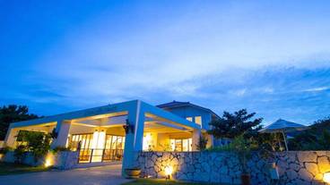 施設の正面 (日没後) / 9