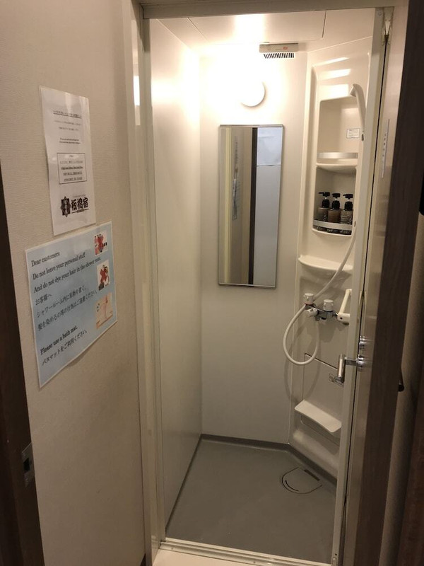 バスルームのシャワー